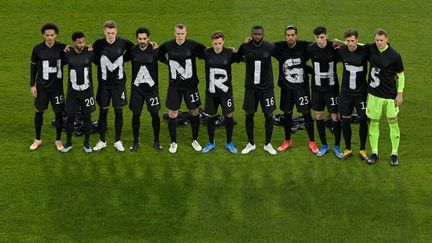 Les joueurs de l'équipe d'Allemagne transmettent un message fort lors de leur rencontre face à l'Islande (3-0), jeudi 25 mars 2021.  (TOBIAS SCHWARZ / AFP-POOL)