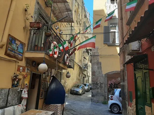 Le siège de l'association Vico Pazzariello à l'angle d'un "vicolo" à Naples en Italie. (BRUCE DE GALZAIN / RADIO FRANCE)