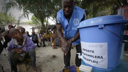 &nbsp; (Un travailleur de l'Unicef enseigne les mesures de précaution aux habitants de Toulepleu, en Côte-d'Ivoire © Reuters)