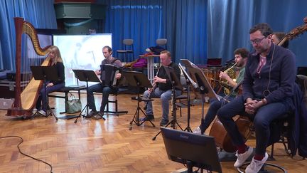 L'Orchestre Régional de Normandie en répétition avec le comédien Fabrice Cals (à gauche) (France 3 Normandie)