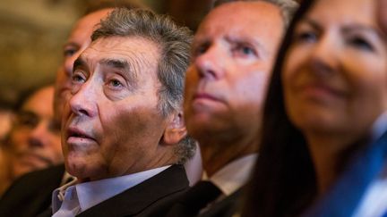 Eddy Merckx, mardi 30 mai, à Bruxelles, entouré d'Alain Courtois, l'échevin des Sports de&nbsp;Bruxelles, et d'Anne Hidalgo, la maire de Paris. (STEPHANIE LECOCQ / EPA)