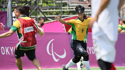 Invaincus depuis l’apparition du cécifoot aux Jeux d’Athènes 2004, les joueurs brésiliens remportent leur cinquième médaille d’or en cinq éditions ! Après un début de match équilibré face à l’Argentine, les quadruples champions paralympiques ont finalement pris l’avantage pour être une nouvelle fois sacré. Le Brésil n’a concédé aucun but durant la compétition.