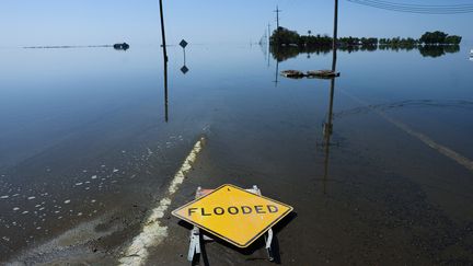 Une rue inondée par le lac Tulara, réapparu après la vague d'intempéries qui a déferlé sur la Californie. (MARIO TAMA / GETTY IMAGES NORTH AMERICA / AFP)