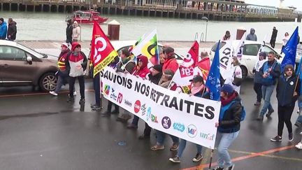 Les syndicats espèrent faire mieux, mardi 7 mars, que les précédentes mobilisations contre la réforme des retraites. Le record historique a été atteint le 31 janvier dernier, avec 1,2 million de manifestants selon le ministère de l'Intérieur. Cette fois, près de 300 rassemblements sont prévus, du jamais vu. (France 3)