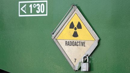 Un signe de présence et de transport de matériel radioactif à Valognes (Manche), en novembre 2011.&nbsp; (KENZO TRIBOUILLARD / AFP)