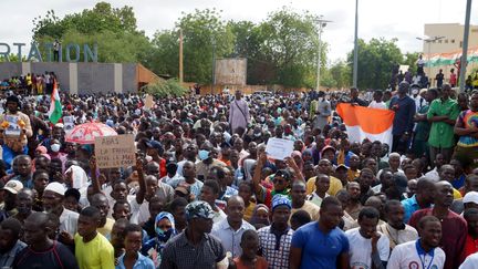 Une manifestation de soutien aux auteurs du coup d'Etat, à Niamey, au Niger, le 3 août 2023. (BALIMA BOUREIMA / ANADOLU AGENCY)