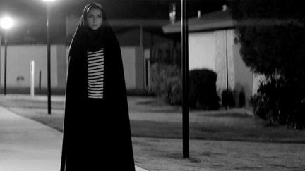 Shela Vand dans "A Girl Walks Home Alone At Night" de Ana Lily Amipour 
 (Pretty Pictures)