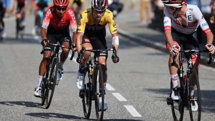 Parti à l'attaque, Tadej Pogacar n'a pas été chassé jusqu'au bout par Primoz Roglic et Nairo Quintana. (KENZO TRIBOUILLARD / AFP)