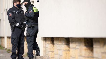 Des policiers à Vienne (Autriche), le 6 novembre 2020, après l'attaque terroriste qui a eu lieu en plein coeur de la capitale.&nbsp; (FRISO GENTSCH / DPA / AFP)