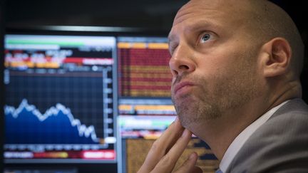 Un trader suit la s&eacute;ance au New York Stock Exchange, le 24 ao&ucirc;t 2015. ( BRENDAN MCDERMID / REUTERS)