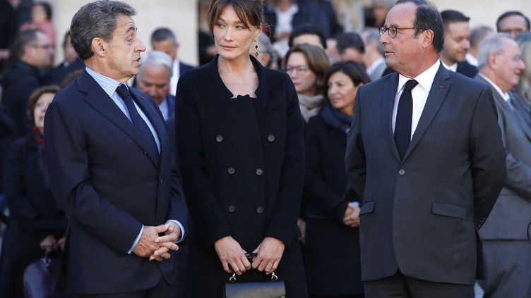 Nicolas Sarkozy, Carla Bruni et François Hollande, le 5 octobre 2018 à Paris lors de l'hommage national à Charles Aznavour aux Invalides. (CHRISTOPHE ENA / AFP)