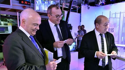 Marc Le Fur, Gilles Pennelle et Jean-Yves Le Drian, candidats aux régionales en Bretagne, lors d'un débat à Rennes (Ille-et-Vilaine), le 9 décembre 2015. (GEORGES GOBET / AFP)