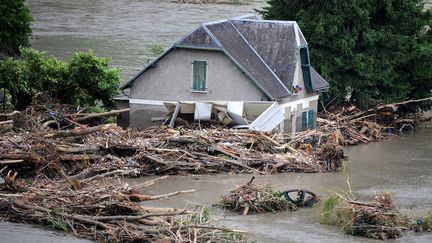 Une maison partiellement engloutie &agrave; Saint-B&eacute;at (Haute-Garonne), le 19 juin 2013. (PASCAL PAVANI / AFP)