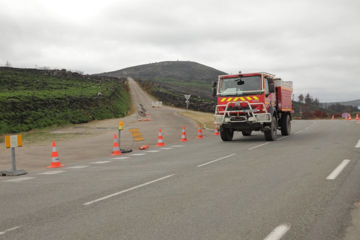 A fire truck near the Saint-Michel mountain, August 18, 2022 in Brasparts (Finistère).  (THOMAS BAIETTO / FRANCEINFO)