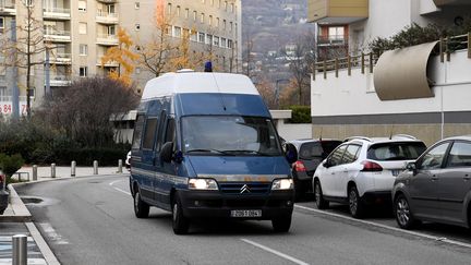 Le fourgon de la gendarmerie transporte le suspect dans l'affaire de la disparition de Maëlys à son audition, jeudi 30 novembre. (JEAN-PIERRE CLATOT / AFP)