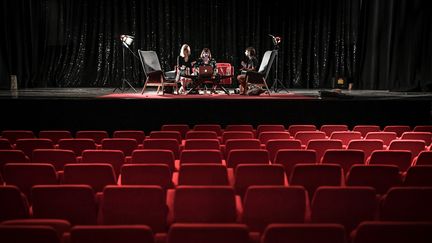 Comédie&nbsp;"Les Coquettes" en répétition au théâtre Bobino à Paris en mai 2020.&nbsp; (STEPHANE DE SAKUTIN / AFP)