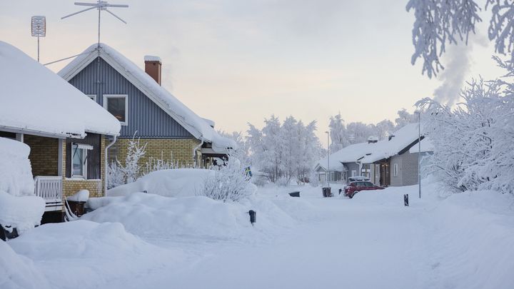 La neige recouvre le village de Kiruna, au nord de la Suède, le 3 janvier 2024. (EMMA-SOFIA OLSSON / TT NEWS AGENCY / AFP)