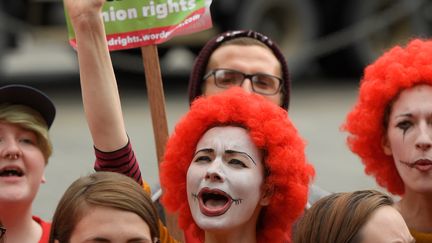 Des salariés de Mc Donald's manifestent, le 4 septembre 2017 devant le Parlement britannique à Londres (Royaume-Uni). (TOBY MELVILLE / REUTERS)