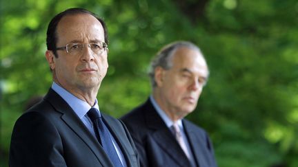 Apr&egrave;s l'avoir critiqu&eacute; pendant la campagne, Fr&eacute;d&eacute;ric Mitterrand (au second plan) a revu son jugement sur Fran&ccedil;ois Hollande. (FRANÇOIS MORI / AFP)