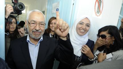 Rached Ghannouchi, le leader du parti islamiste Ennahda, &agrave; la sortie de son bureau de vote &agrave; Tunis, le 23 octobre 2011. (FETHI BELAID/AFP)