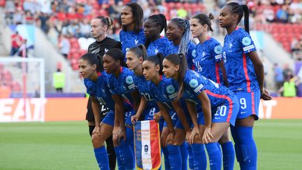 L'équipe de France féminine de football, à Rotherham (Angleterre), le 14 juillet 2022. (FRANCK FIFE / AFP)