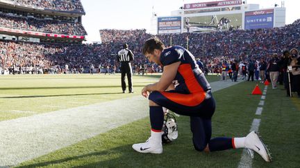 Le joueur de foot am&eacute;ricain Tim Tebow prie avant d'entrer sur le terrain contre les Chicago Bears, le 11 d&eacute;cembre 2011.&nbsp; (RICK WILKING / REUTERS)