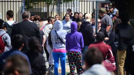 Des lycéens et leurs parents devant le lycée Highland High School de Palmdale, en Californie (Etats-Unis), le 11 mai 2018.&nbsp; (FREDERIC J. BROWN / AFP)