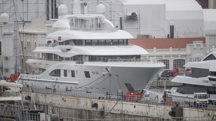 Le yacht&nbsp;"Valérie", saisi par les autorités espagnoles, ici dans le port de Barcelone, le 15 mars 2022. (LLUIS GENE / AFP)