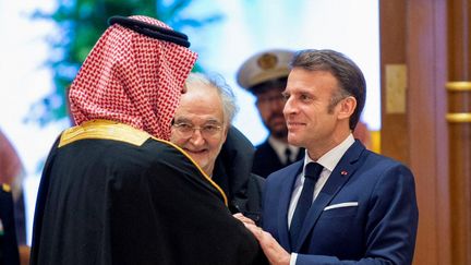 Emmanuel Macron et le prince héritier d'Arabie saoudite, Mohammed ben Salmane, lors d'une visite diplomatique à Riyad, le 3 décembre 2024. (AFP PHOTO / SAUDI MINISTRY OF MEDIA / HANDOUT)