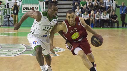 Jason Siggers (Strasbourg) face à Jérémy Nzeulie (Nanterre) (BALEDENT ERIC / MAXPPP)