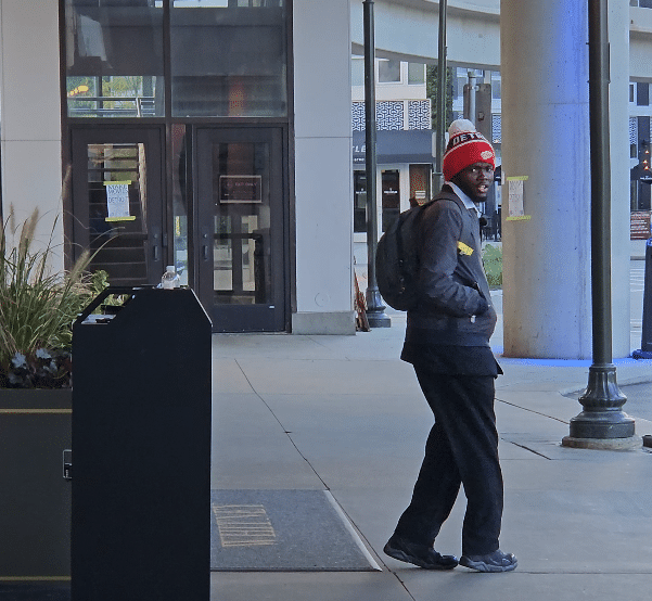 Derico, 29 ans, habitant de Detroit, dans le centre-ville le 16 octobre 2024. (SARAH CALAMAND / RADIO FRANCE)