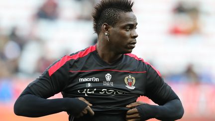 Mario Balotelli, l'attaquant de l'OGC Nice, l'une des équipes sponsorisées par l'équipementier sportif Macron, le 29 janvier 2017 à Nice. (VALERY HACHE / AFP)