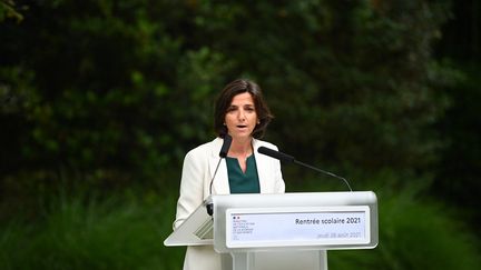 La secrétaire d'Etat Nathalie Elimas lors d'une conférence de presse au ministère de l'Education nationale, le 26 août 2021. (CHRISTOPHE ARCHAMBAULT / AFP)