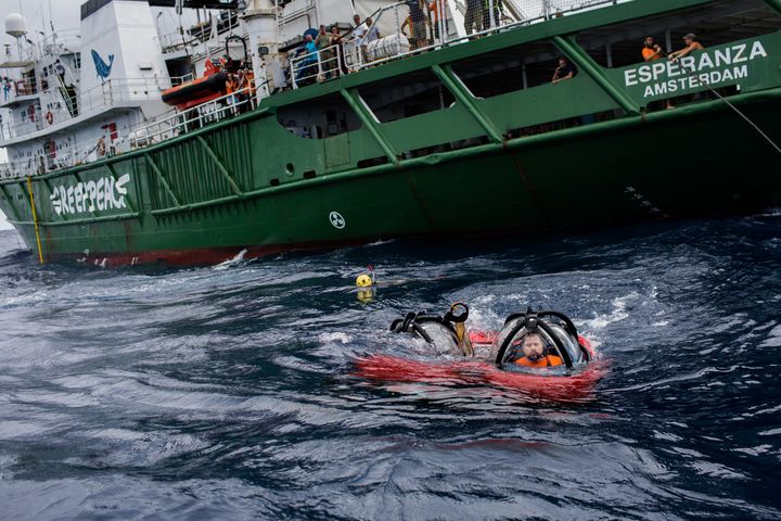 Le scientifique Fabiano Thompson et le membre de Greenpeace Jozeph Lowyck plongent à la découverte du récif corallien de l'Amazone, le 28 janvier 2017, au large du Brésil. (MARIZILDA CRUPPE / GREENPEACE BRAZIL)