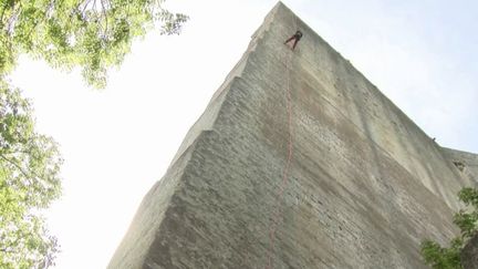 Drôme : un donjon médiéval de 52 mètres offre une descente en rappel exceptionnelle (FRANCE 3)