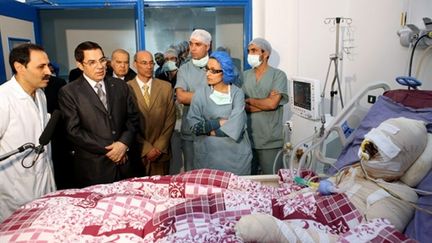 Le président Ben Ali au chevet de Mohamed El Bouazizi, qui s'est immolé par le feu, à Tunis, le 28/12/2010 (AFP/TUNISIA PRESIDENCY)