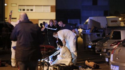 Les secours traitent un bless&eacute; apr&egrave;s une fusillade &agrave; Woippy (Moselle), samedi 30 mai. (STR / AFP)