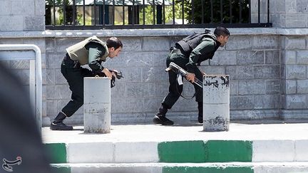 Des militaires iraniens lors de l'attaque contre le parlement iranien, à Téhéran (Iran), le 7 juin 2017.&nbsp; (REUTERS)