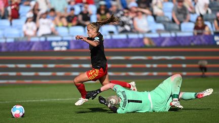 L'attaquante&nbsp;belge Janice Cayman&nbsp;lors du match du groupe D de l'Euro 2022 entre la Belgique et l'Islande&nbsp;à Manchester (Royaume-Uni), le 10 juillet 2022. (DANIEL MIHAILESCU / AFP)