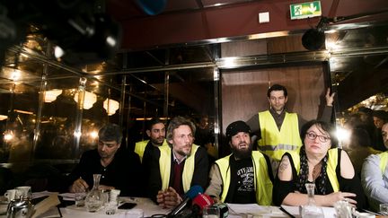 Les "gilets jaunes citoyens" lors d'une conférence de presse à Paris, le 17 décembre 2018. Au centre, portant une casquette, le chanteur Francis Lalanne. (MAXPPP)