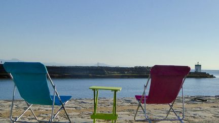 Deux transats face à la mer sur la plage de la Digue de Tarnos dans les Landes, en août 2019. (ISABELLE NOGUES / FRANCE BLEU PAYS BASQUE / RADIO FRANCE)