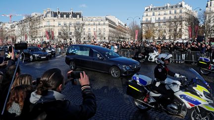 Le cortège funéraire de Johnny Hallyday descend les Champs-Elysées à Paris, le 9 décembre 2017. (GONZALO FUENTES / REUTERS)