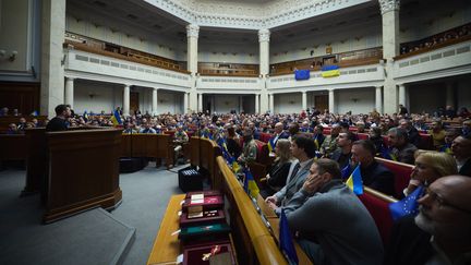 Le président ukrainien Volodymyr Zelensky s'adresse aux membres du Parlement ukrainien, le 19 novembre 2024, à Kiev. (UKRAINIAN PRESIDENTIAL PRESS SER / AFP)