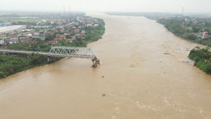 Les catastrophes naturelles se multiplient au Vietnam après le passage du typhon Yagi. Lundi 9 septembre, un pont s'est effondré, précipitant plusieurs véhicules dans le vide. (France 2)