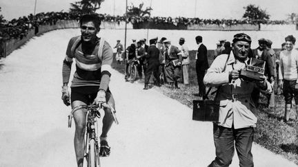 Charles Pélissier après&nbsp;sa victoire&nbsp;sur le Vélodrome de Caen (Calvados), lors de la première étape du Tour de France, le 2 juillet 1930. (AFP)