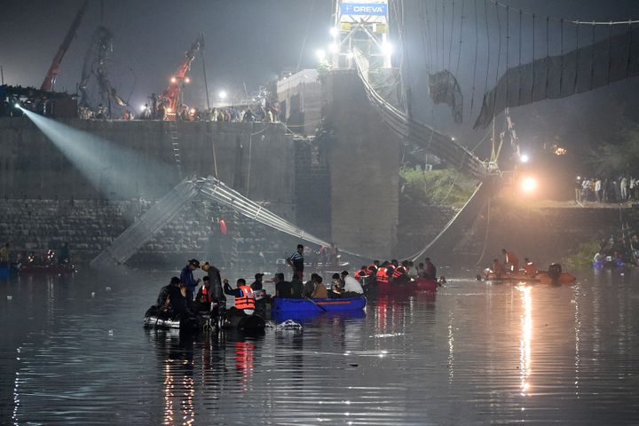 Les opérations de secours, dans la nuit du 31 octobre 2022, après l'effondrement du pont à Morbi, dans l'ouest de l'Inde. (SAM PANTHAKY / AFP)