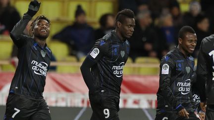 Mario Balotelli (au centre) encore décisif pour son équipe (VALERY HACHE / AFP)