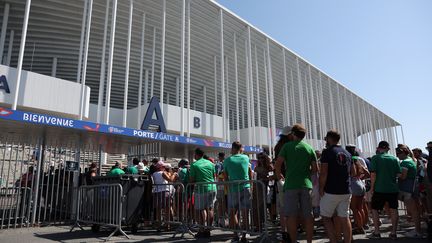 Des supporters irlandais font la queue pour entrer dans le stade avant le match entre l'Irlande et la Roumanie au Stade de Bordeaux, le 9 septembre 2023. (ROMAIN PERROCHEAU / AFP)