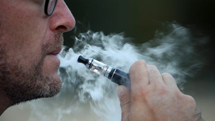 Un homme fume avec une cigarette électronique. (JEAN-MARC LOOS / MAXPPP)