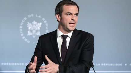 Olivier Véran, le ministre des Solidarités et de la Santé, le 15 avril 2020 en conférence de presse à l'Elysée. (MICHEL EULER / AFP)